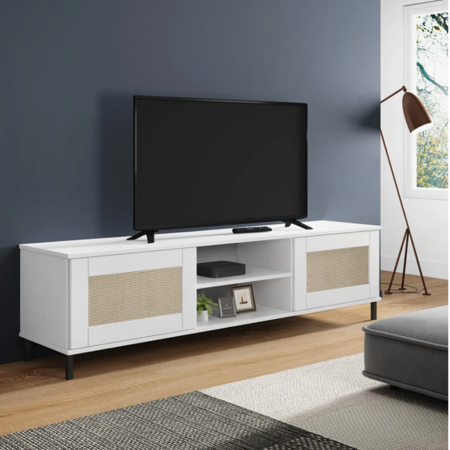 Mesa de TV Dior para TV de 65" – Centro de Entretenimiento con 2 Puertas con Ratan, Nichos y Patas de Acero Inoxidable